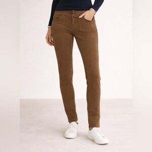 Aritzia TNA brown fitted jogger creates beautiful curves.